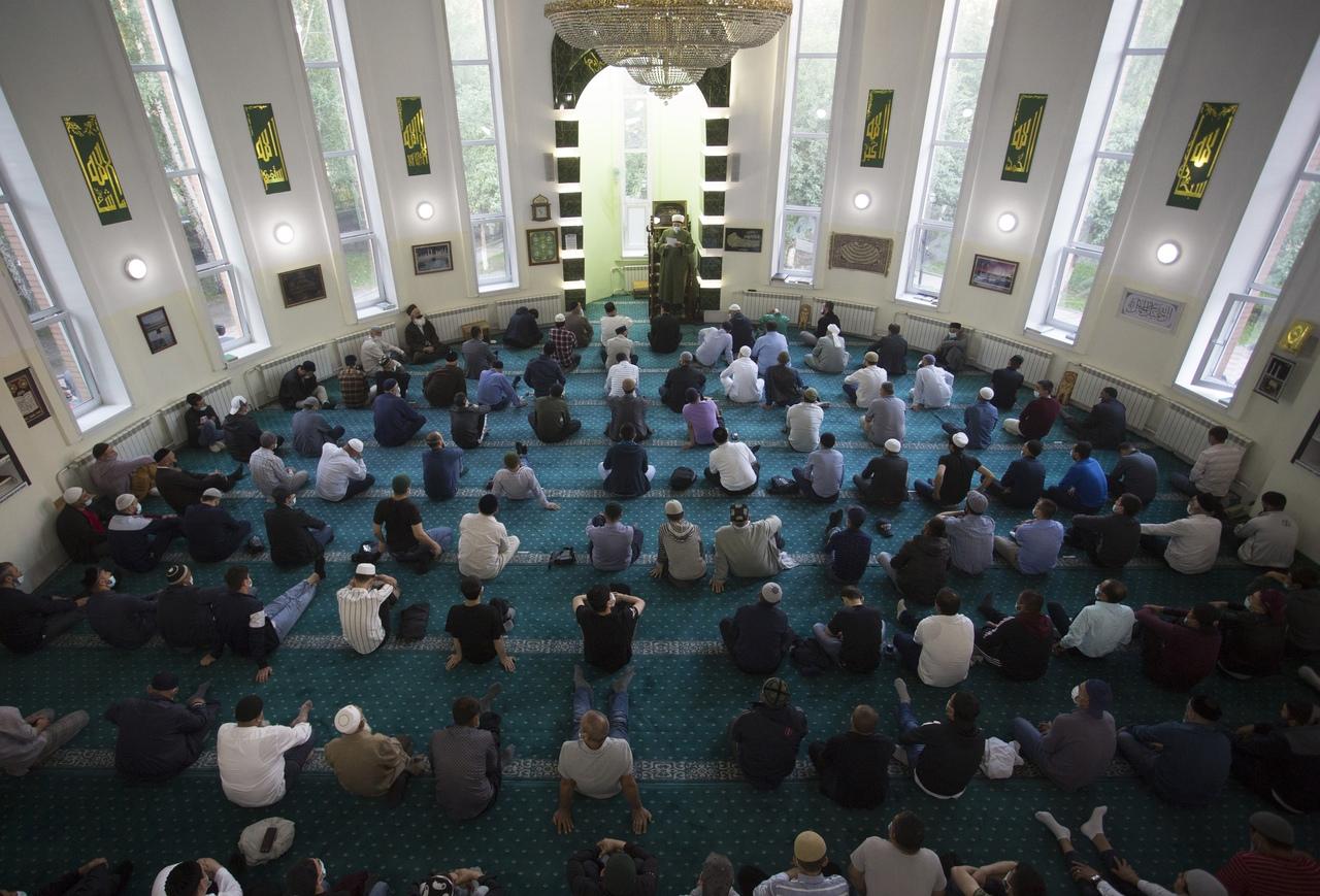 Фото В Новосибирске мусульмане собрались на праздничный намаз в честь Курбан-байрама 2